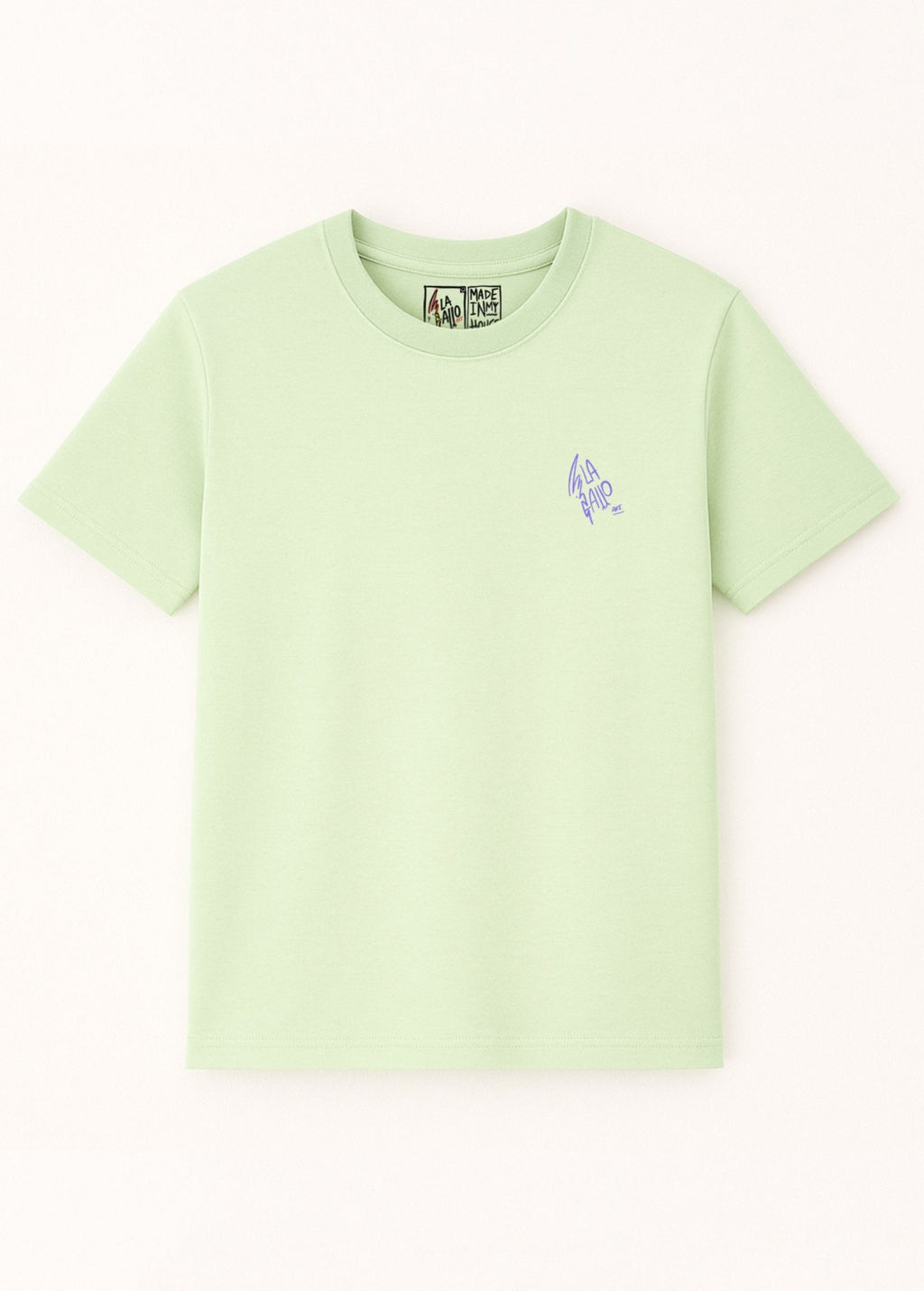 Camiseta unisex “Corazón” color Stem Green, vista de frente. Ilustración full color de LA GALLO ART.