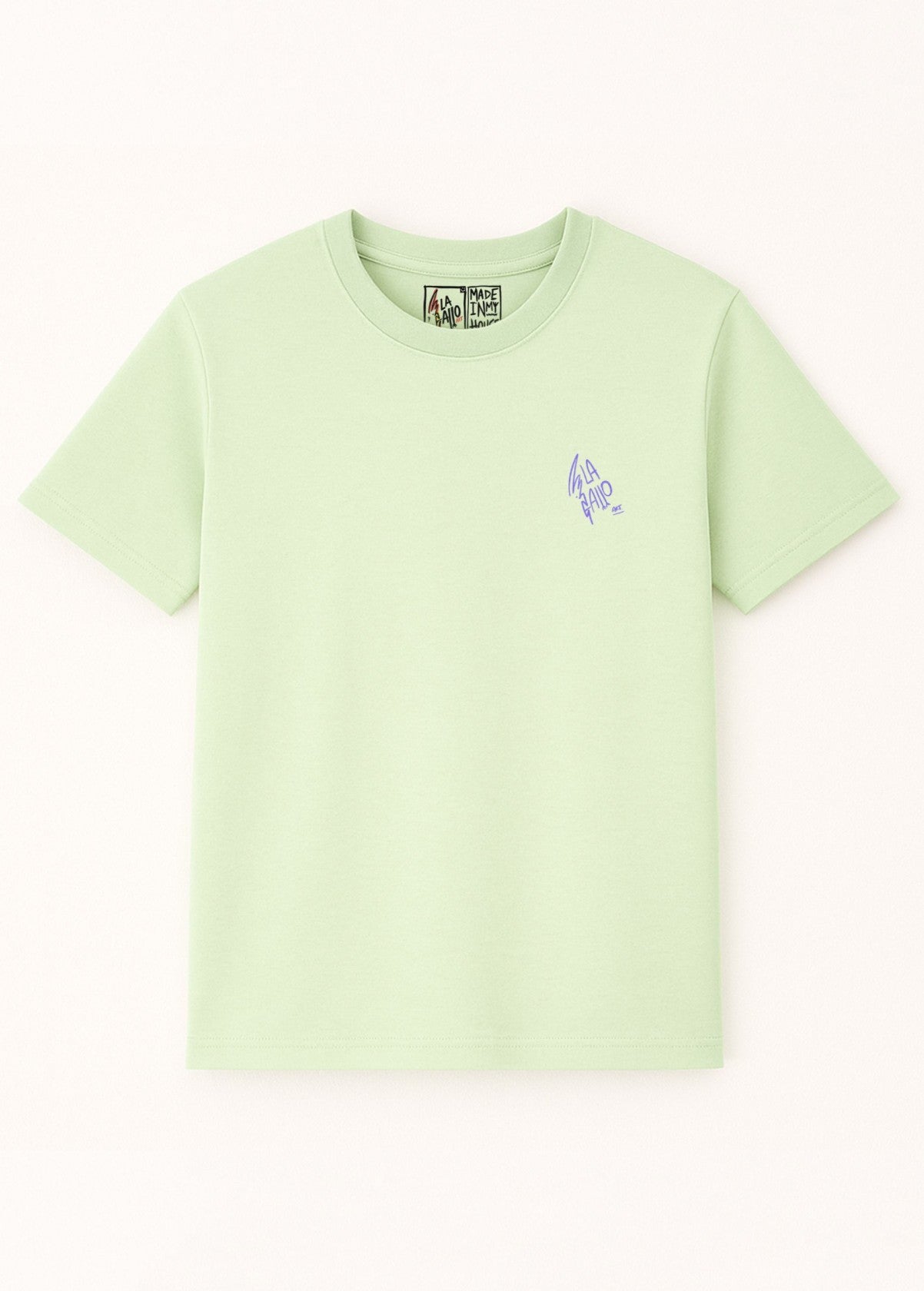 Camiseta unisex “Corazón” color Stem Green, vista de frente. Ilustración full color de LA GALLO ART.