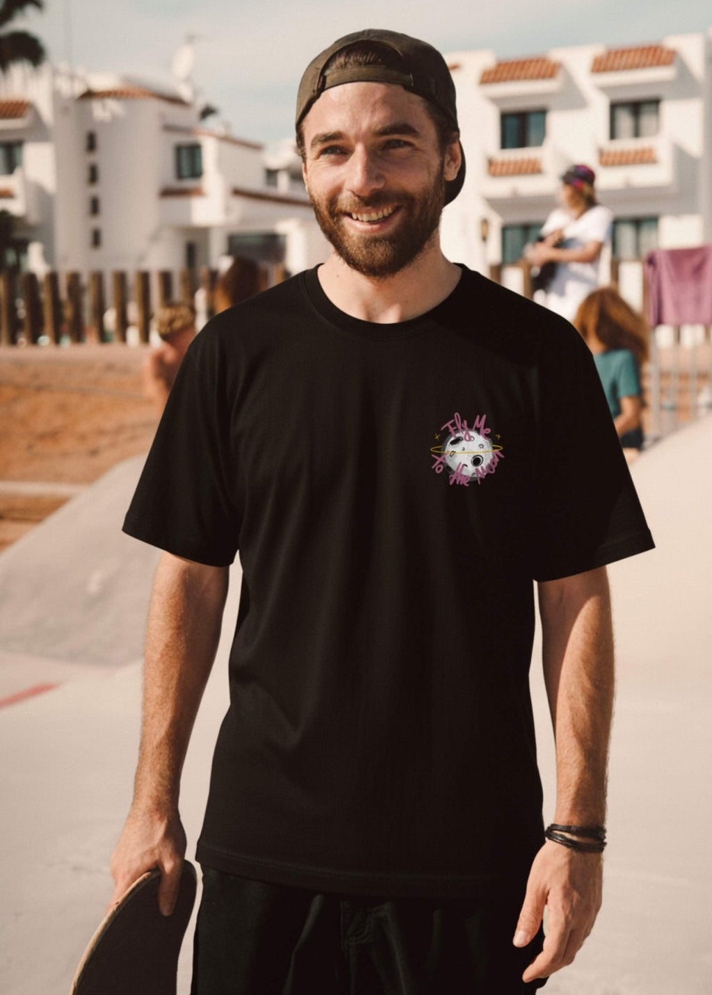 Hombre con camiseta unisex “En la luna de Valencia” negra, vista de frente. Ilustración de LA GALLO ART en arte digital independiente.
