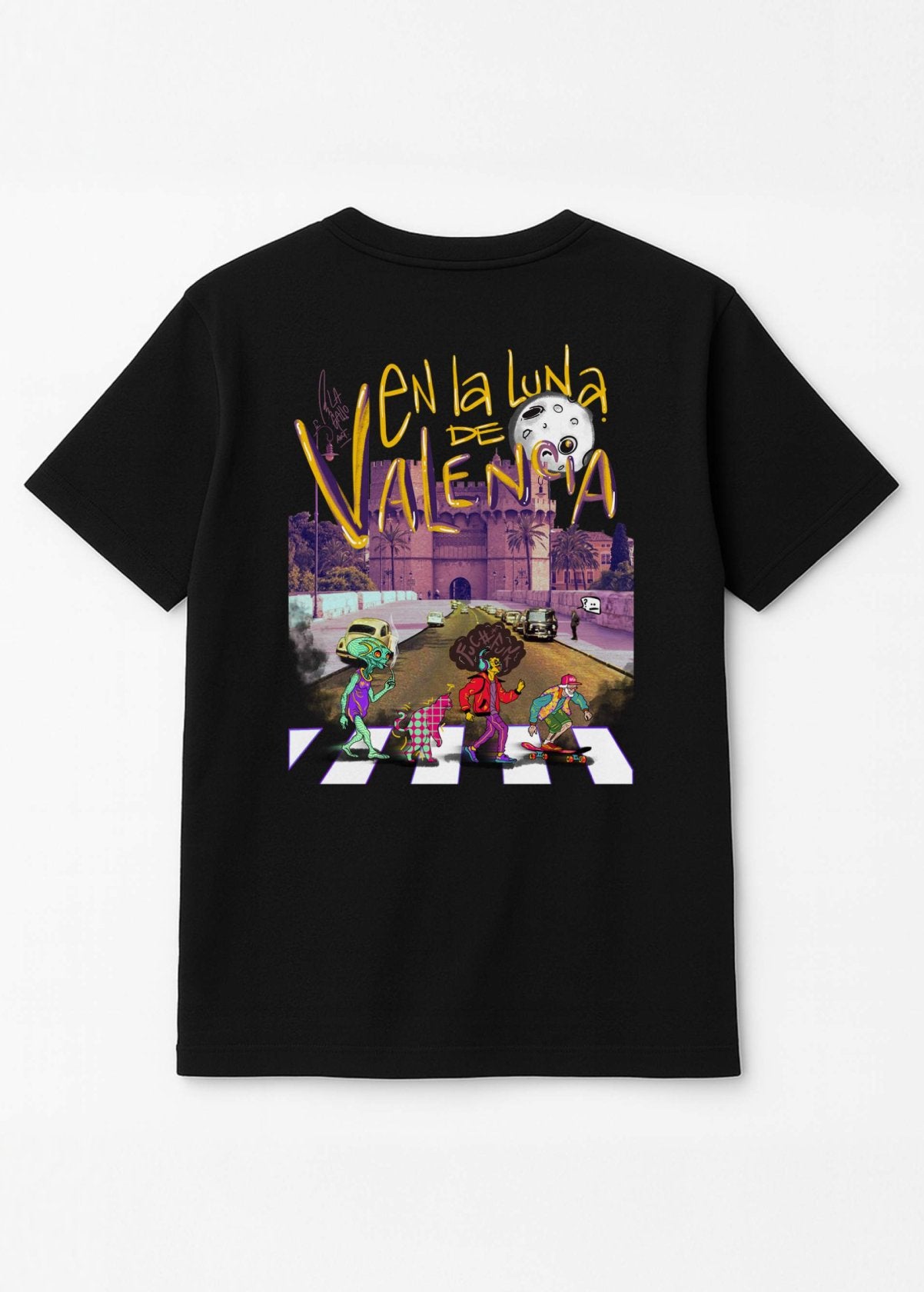 Camiseta unisex orgánica “En la luna de Valencia” negra, vista de espalda. Arte digital independiente impreso sobre algodón 100 % orgánico.