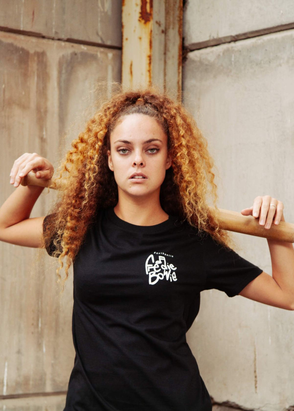 Mujer con camiseta unisex “Freddie Bowie” negra, vista de frente. Diseño original de Carolina Gallo – LA GALLO ART.