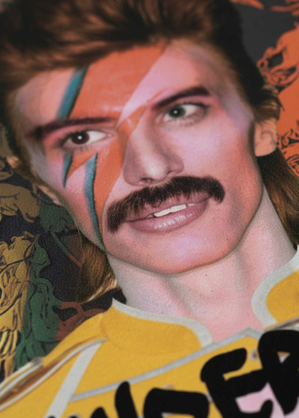 Detalle del estampado “Under Pressure” en camiseta unisex orgánica “Freddie Bowie” negra. Textura visible del algodón ecológico.