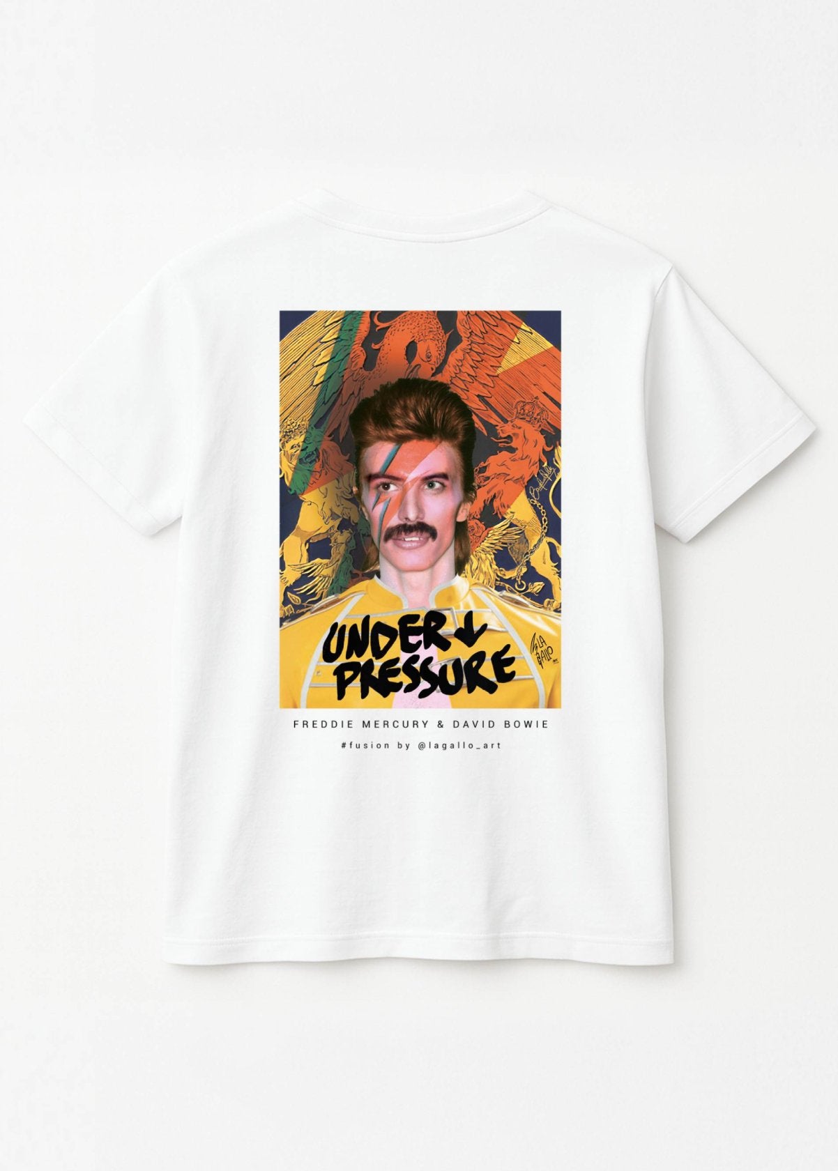 Camiseta unisex orgánica “Freddie Bowie” blanca, vista de espalda. Fusión artística de Freddie Mercury y David Bowie impresa sobre algodón orgánico.