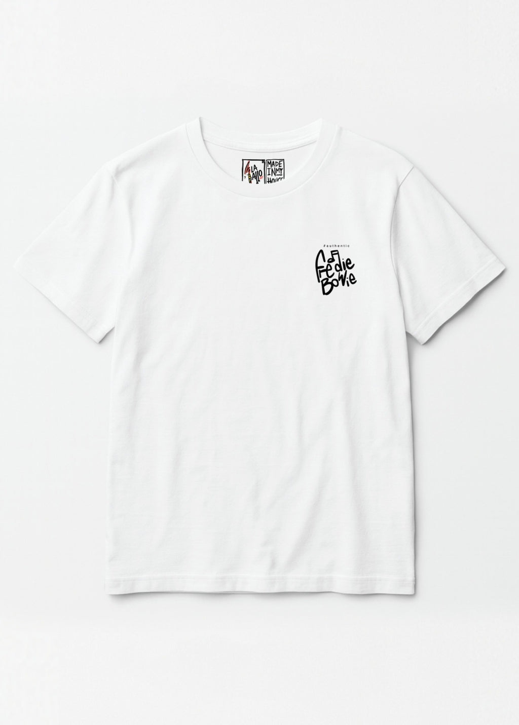 Camiseta unisex orgánica “Freddie Bowie” blanca, vista de frente. Diseño de arte digital independiente LA GALLO ART.