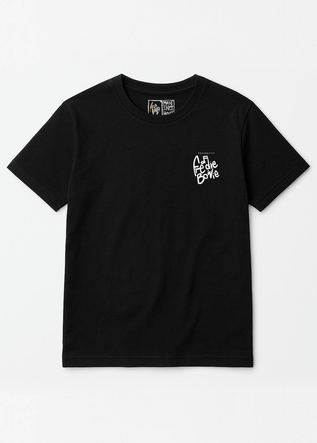 Camiseta unisex orgánica “Freddie Bowie” negra, vista de frente. Diseño de arte digital independiente LA GALLO ART.