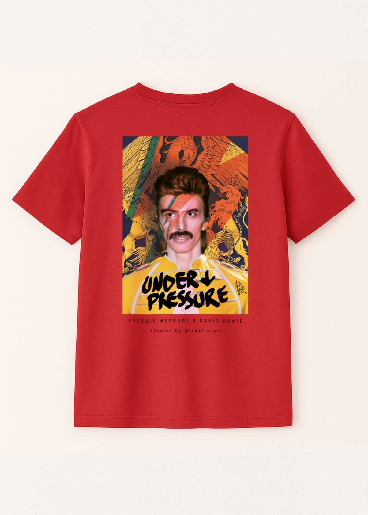 Camiseta unisex orgánica “Freddie Bowie” red, vista de espalda. Diseño “Under Pressure” impreso en algodón orgánico de alta calidad.