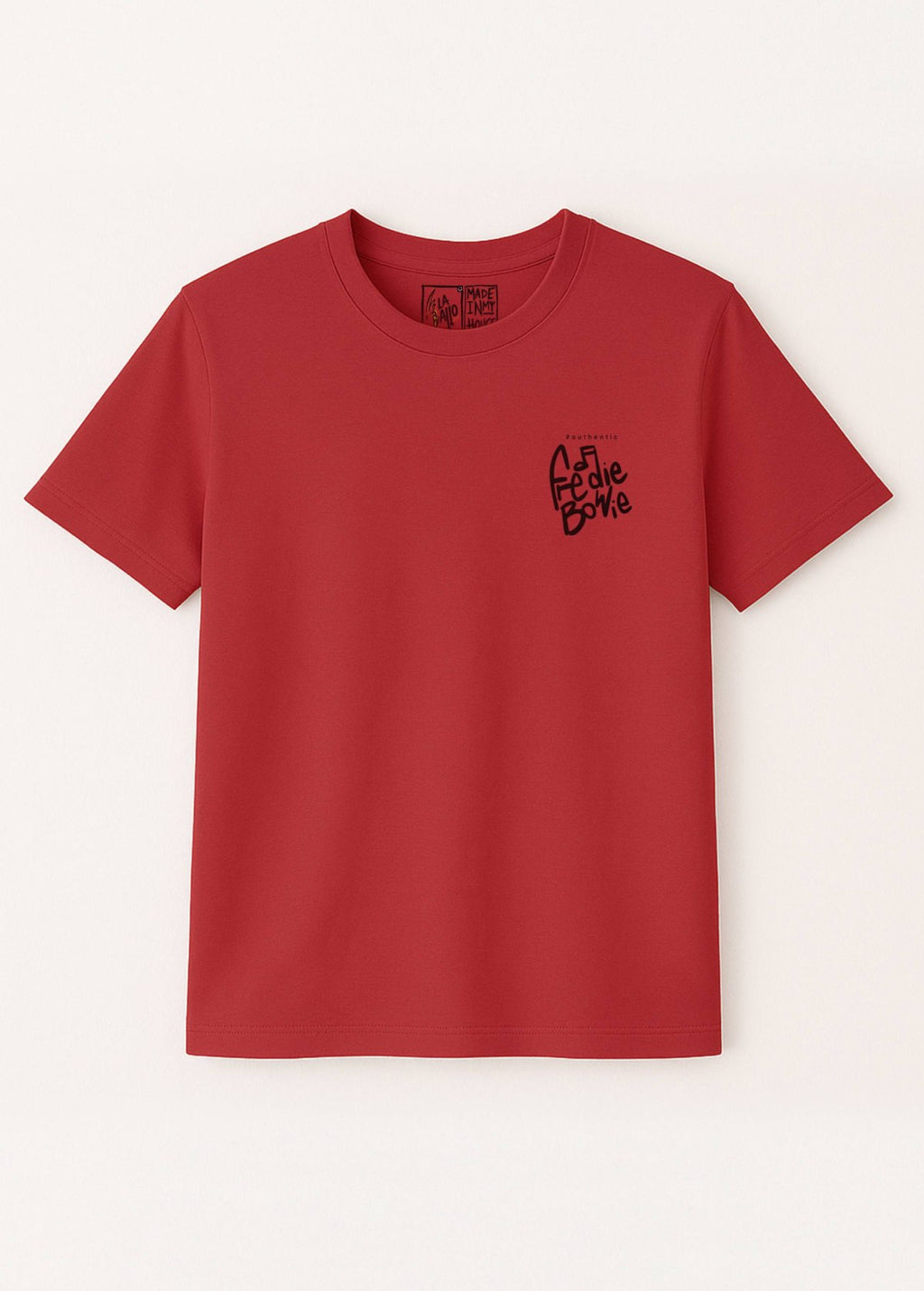 Camiseta unisex orgánica “Freddie Bowie” roja, vista de frente. Arte digital independiente LA GALLO ART.