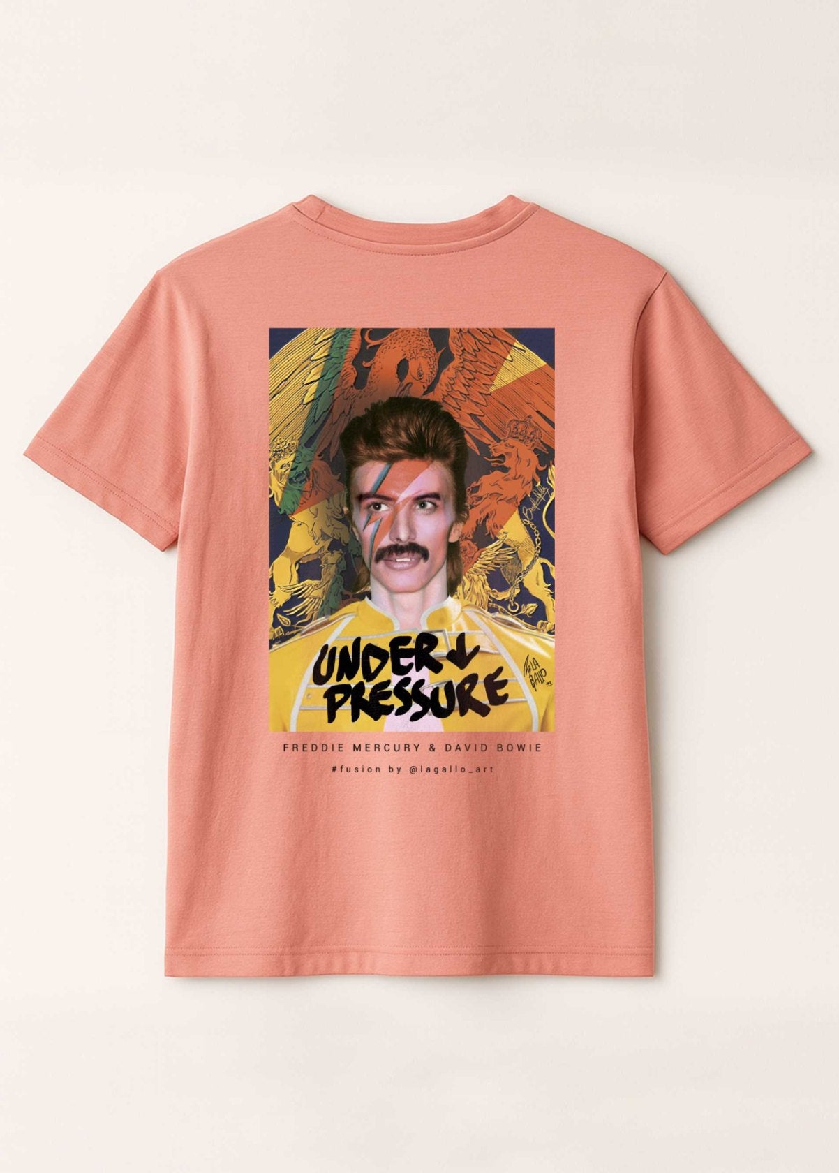 Camiseta unisex orgánica “Freddie Bowie” color Rose Clay, vista de espalda. Impresión artística “Under Pressure” de Freddie Mercury y David Bowie.