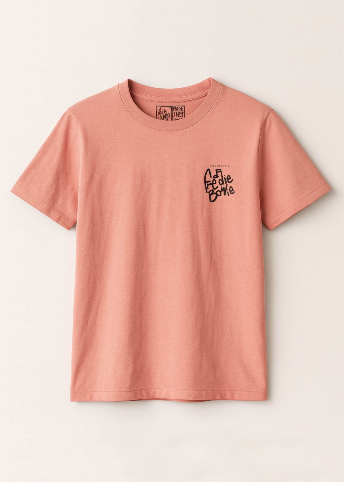 Camiseta unisex orgánica “Freddie Bowie” color Rose Clay, vista de frente. Diseño de arte digital independiente LA GALLO ART.