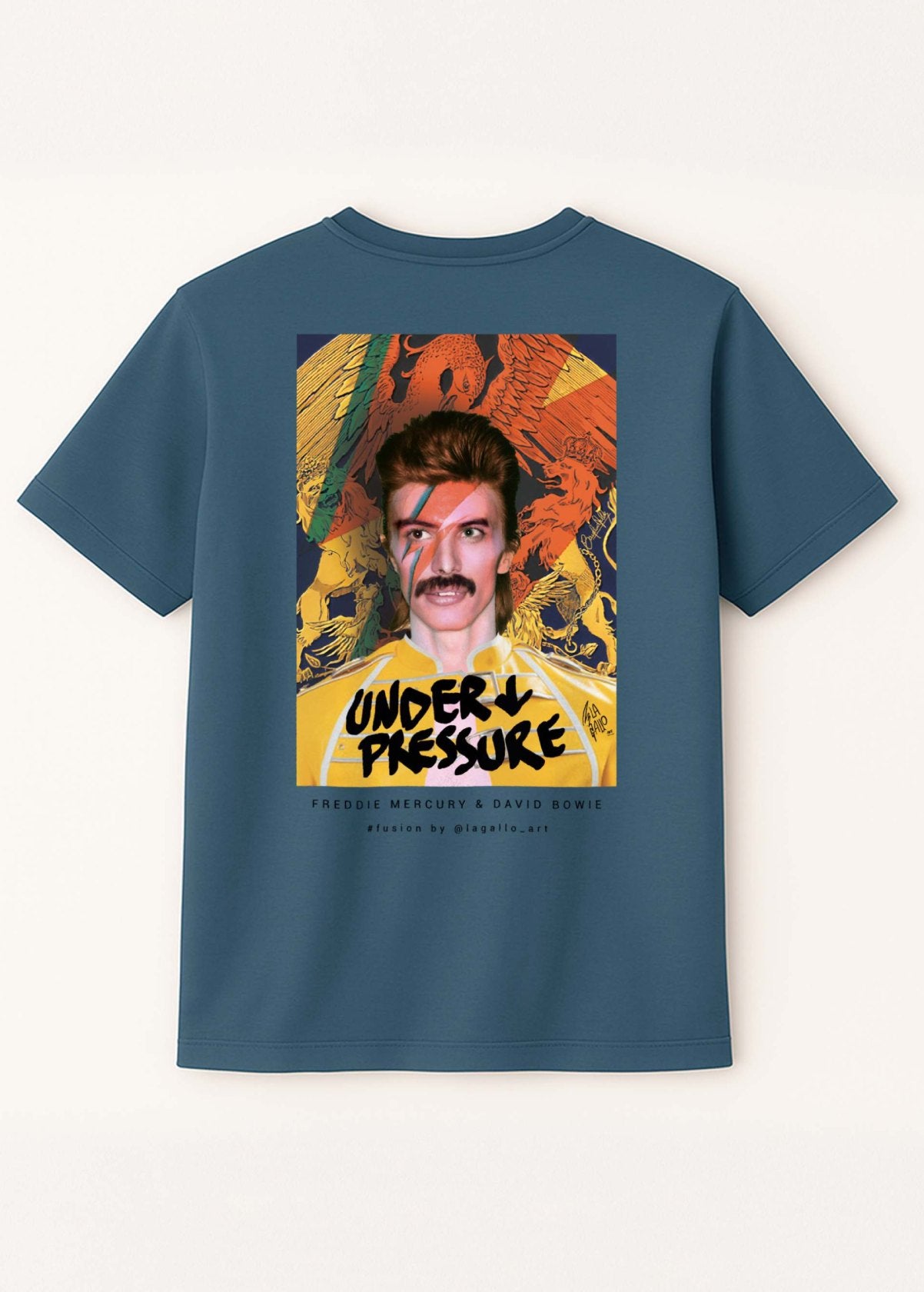 Camiseta unisex orgánica “Freddie Bowie” color Stargazer, vista de espalda. Fusión artística de Freddie Mercury y David Bowie impresa sobre algodón ecológico.
