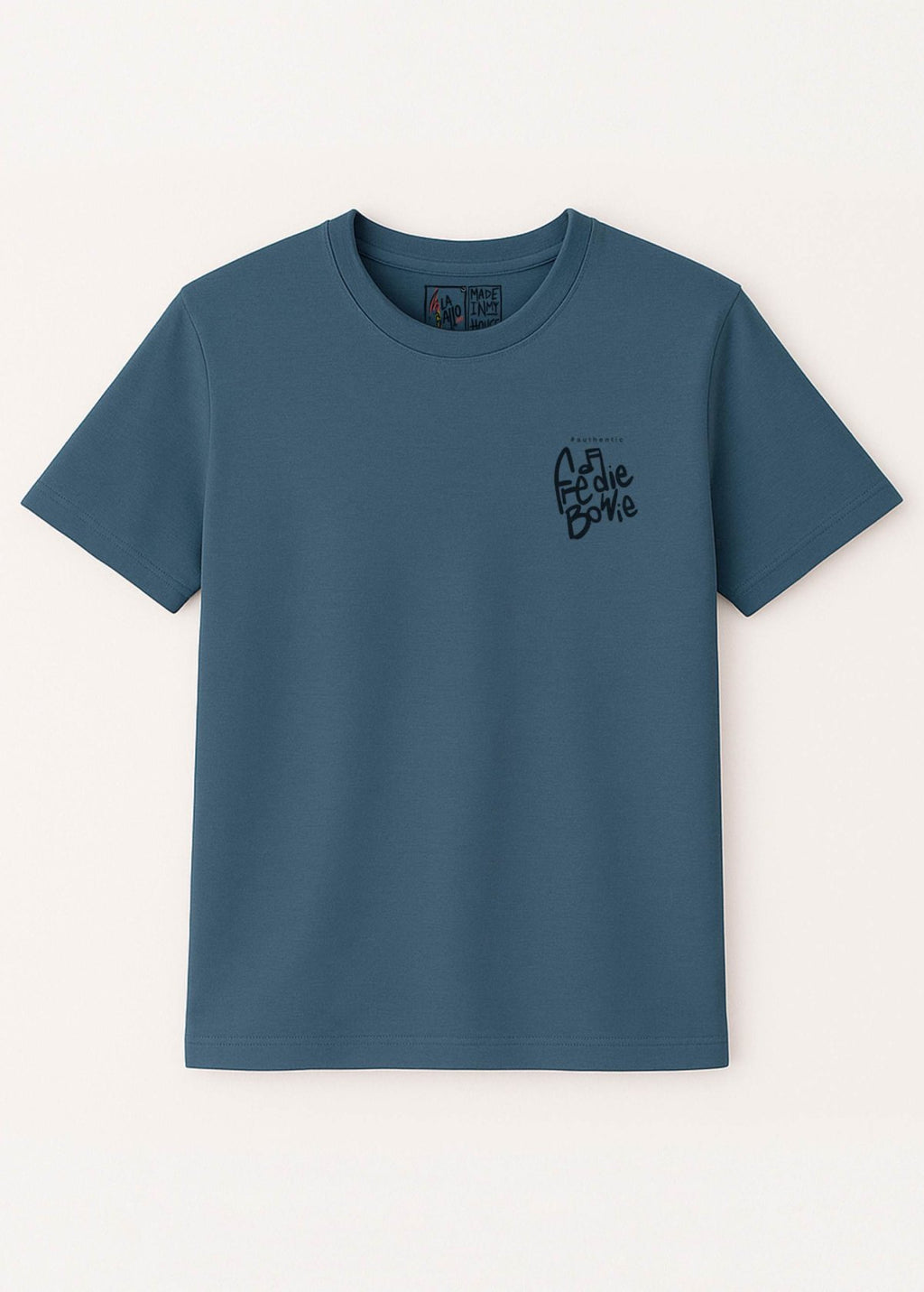 Camiseta unisex orgánica “Freddie Bowie” color Stargazer, vista de frente. Diseño original de arte digital independiente LA GALLO ART.