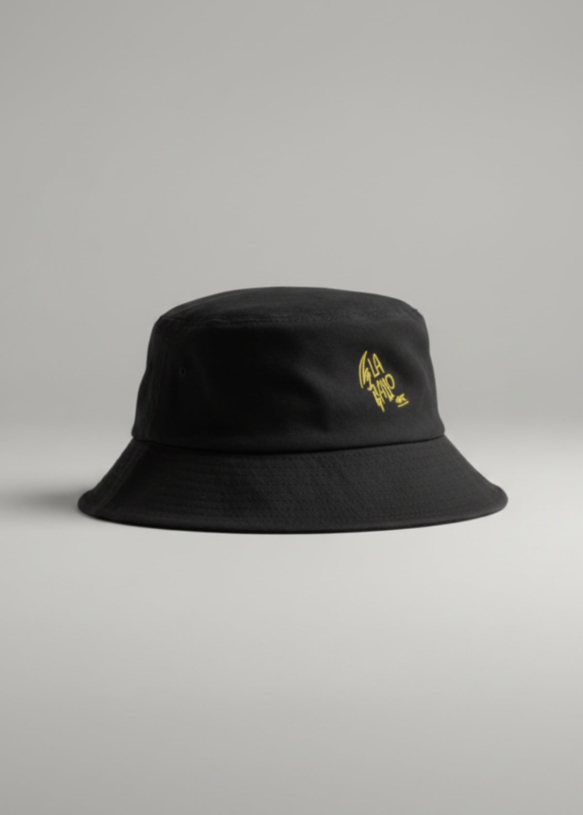 Gorro bucket negro unisex LA GALLO ART con logo bordado amarillo sobre fondo gris