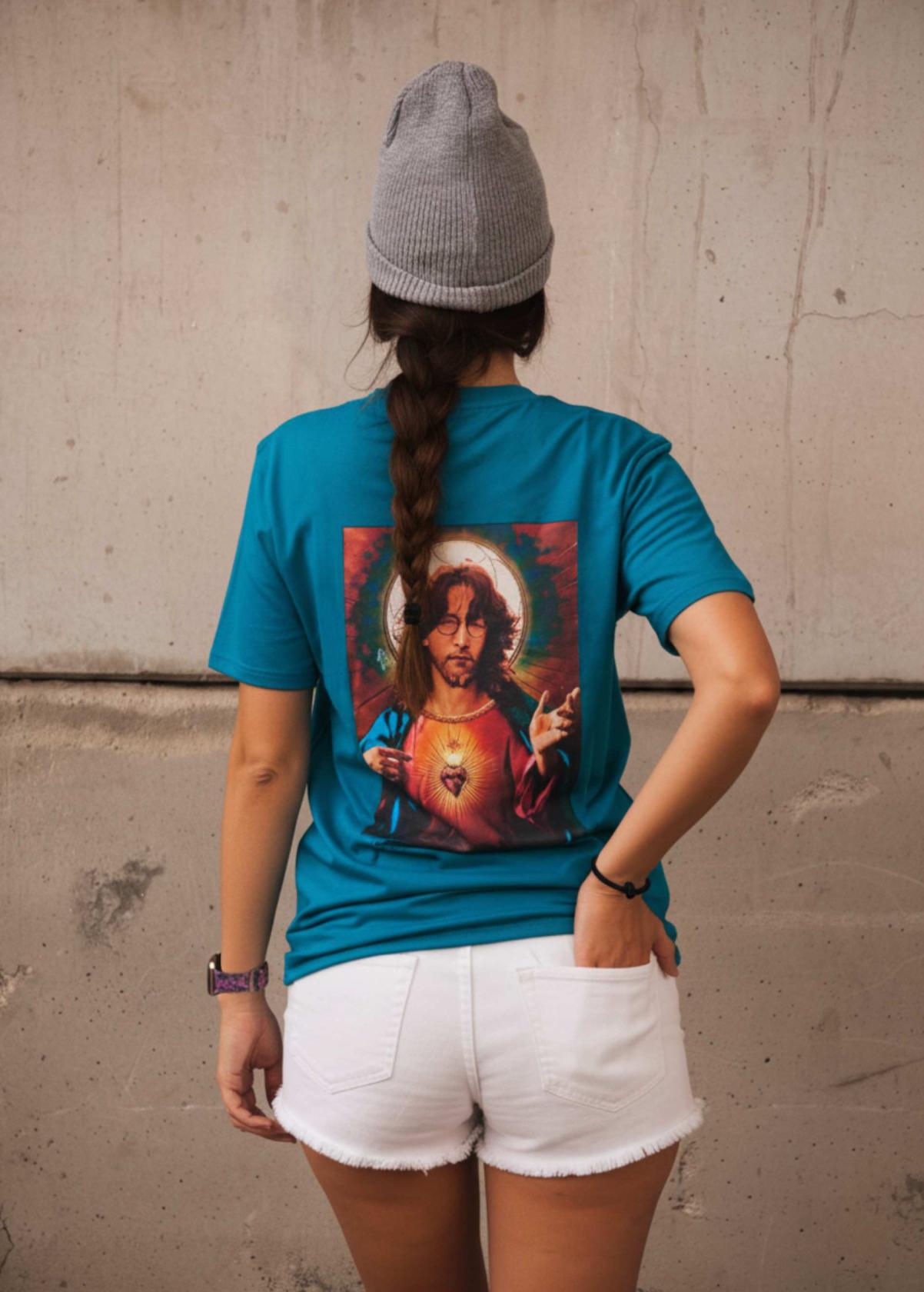 Mujer con camiseta unisex “John Jesus” color Ocean Depth, vista de espalda. Camiseta orgánica de autor con diseño de fusión artística LA GALLO ART.