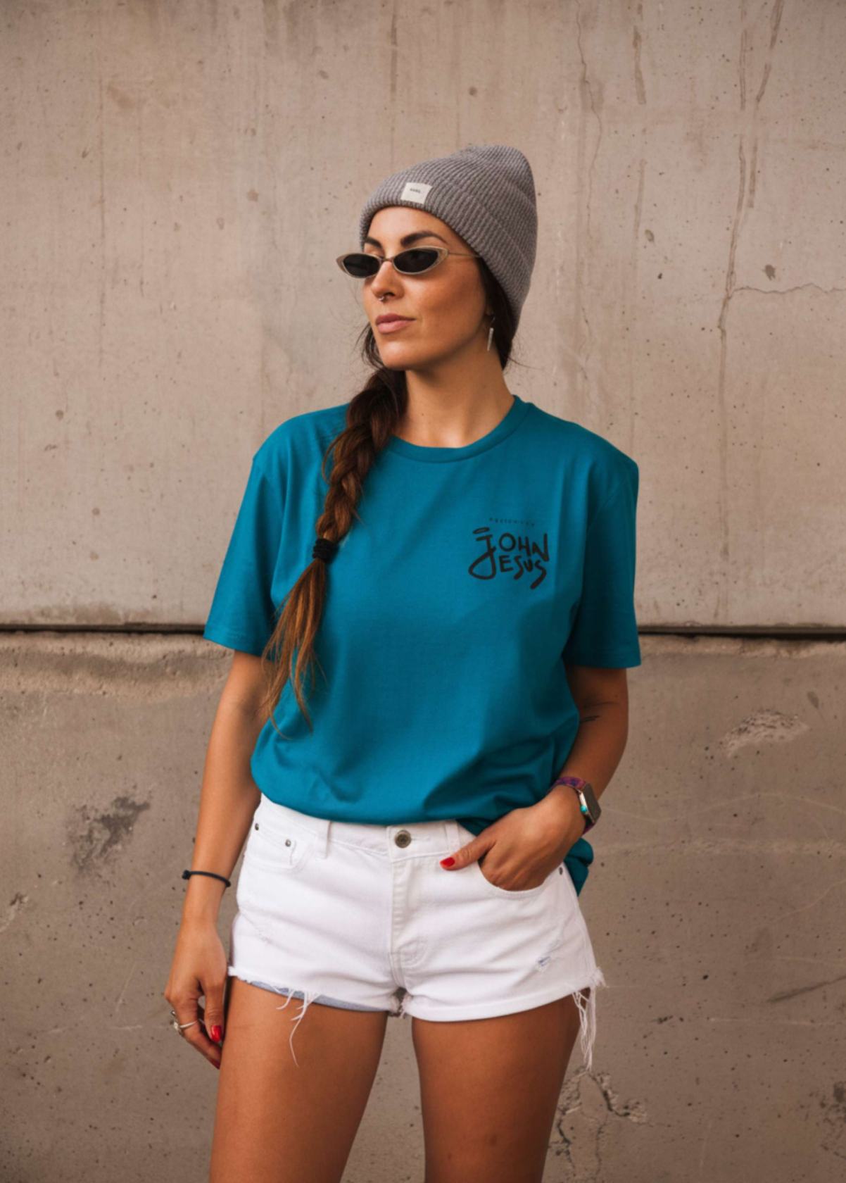 Mujer con camiseta unisex “John Jesus” color Ocean Depth, vista de frente. Diseño de arte digital independiente por Carolina Gallo – LA GALLO ART.