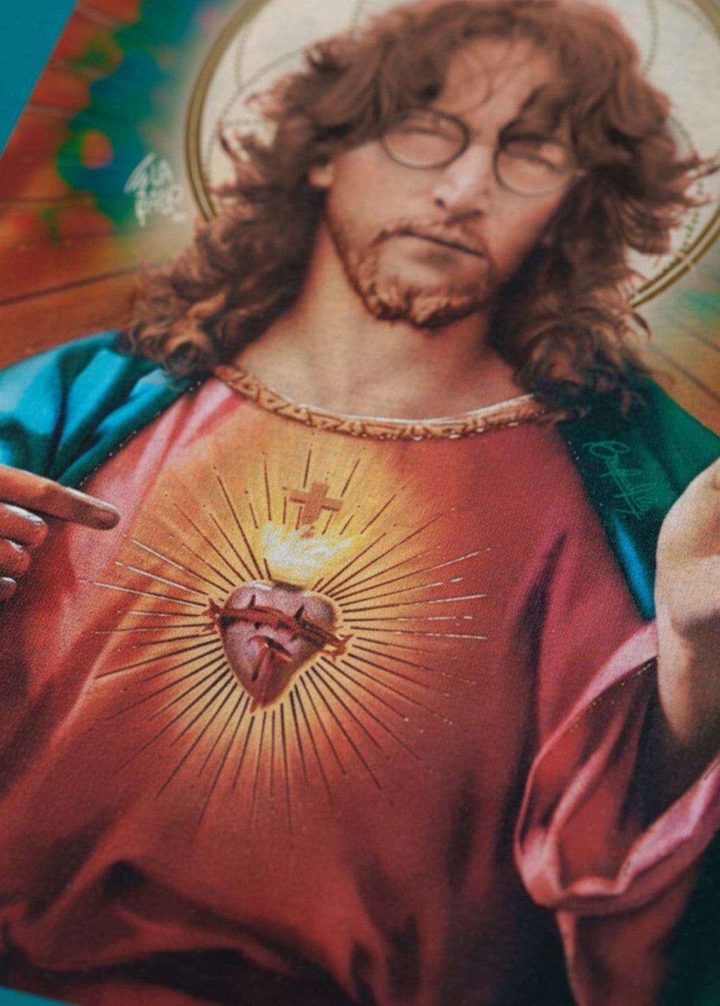 Detalle de impresión en la espalda de la camiseta “John Jesus” color Ocean Depth. Acabado orgánico y estampado nítido.