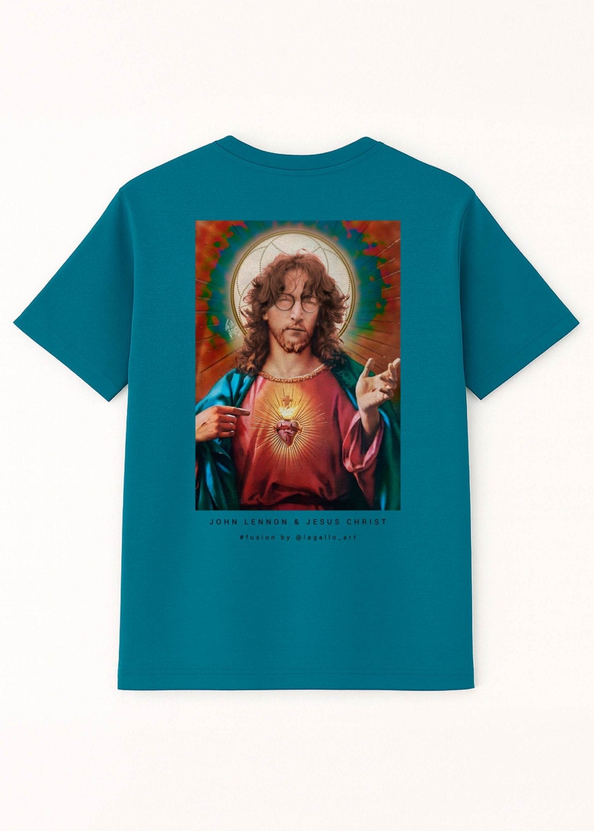 Camiseta unisex “John Jesus” color Ocean Depth, vista de espalda. Arte digital independiente impreso en algodón orgánico de alta calidad.