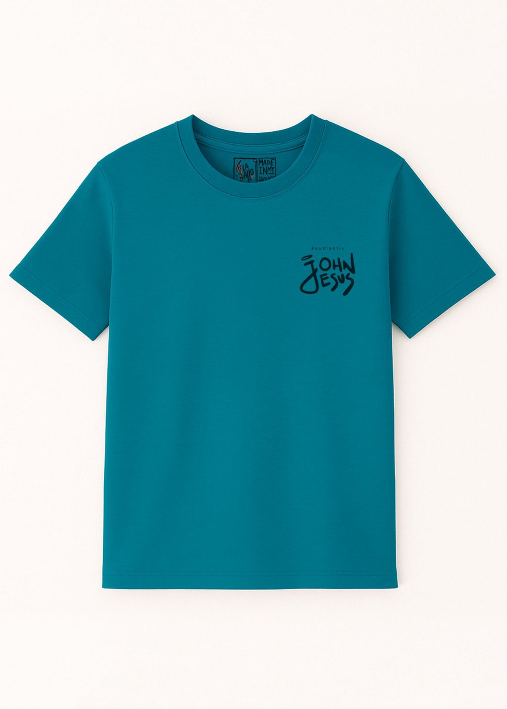 Camiseta unisex orgánica “John Jesus” color Ocean Depth, vista de frente. Fusión de John Lennon y Jesucristo. Diseño original de arte digital independiente LA GALLO ART.