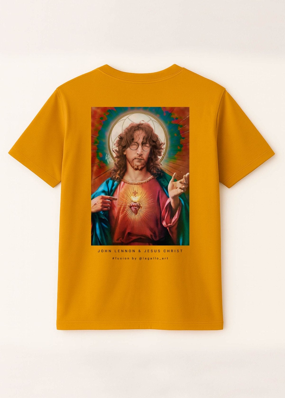 Espalda camiseta John Jesus ocre con logo LA GALLO ART – arte sudakastyle hecho en Canarias