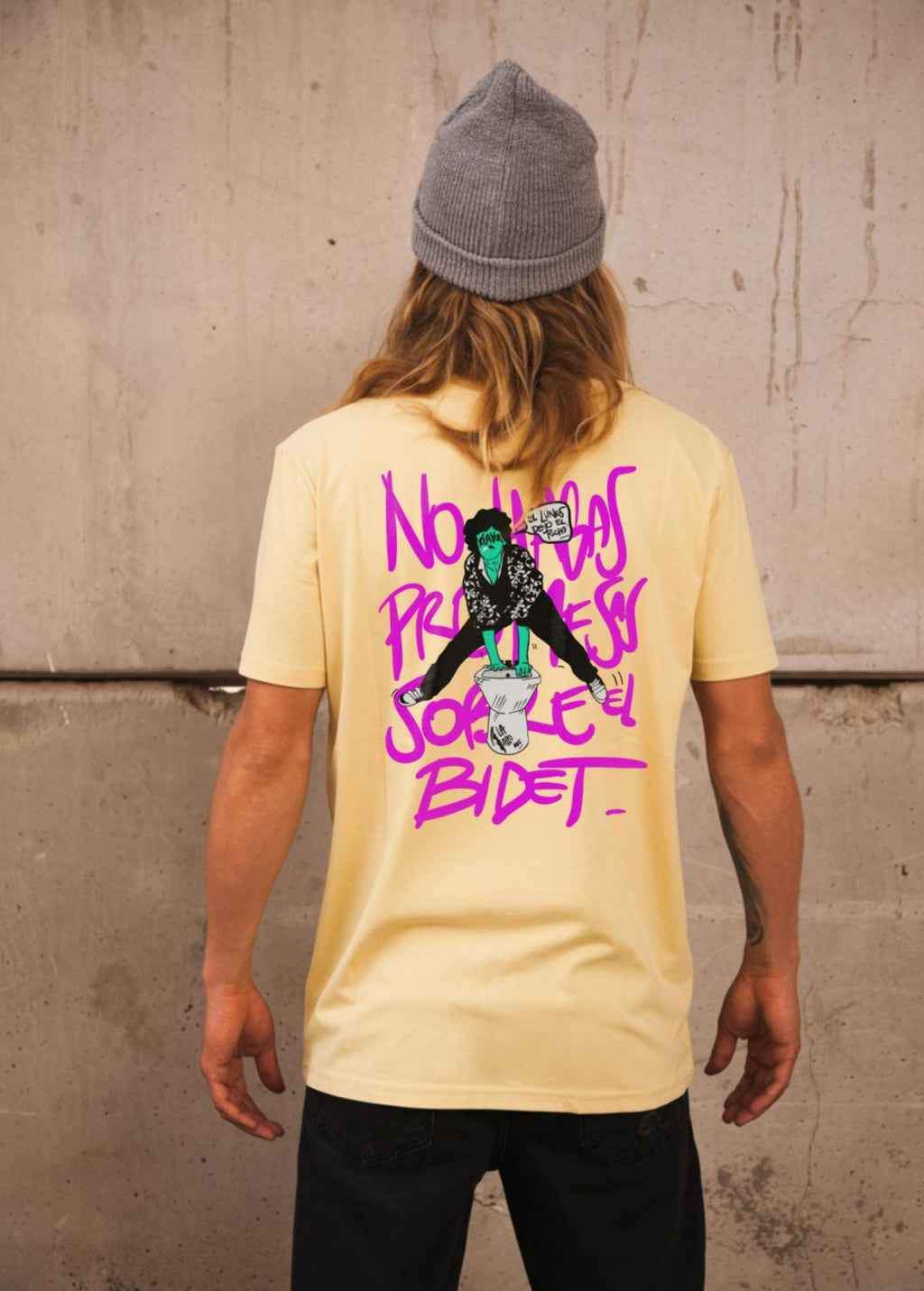 Hombre con camiseta unisex “La de Charly” color Viva Yellow, vista de espalda. Arte digital independiente impreso en algodón orgánico.