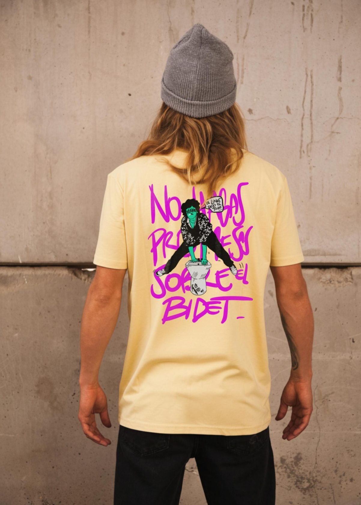 Hombre con camiseta unisex “La de Charly” color Viva Yellow, vista de espalda. Arte digital independiente impreso en algodón orgánico.