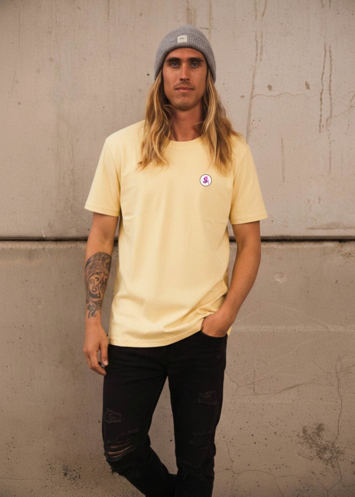 Hombre con camiseta unisex “La de Charly” color Viva Yellow, vista de frente. Ilustración original impresa sobre algodón ecológico.