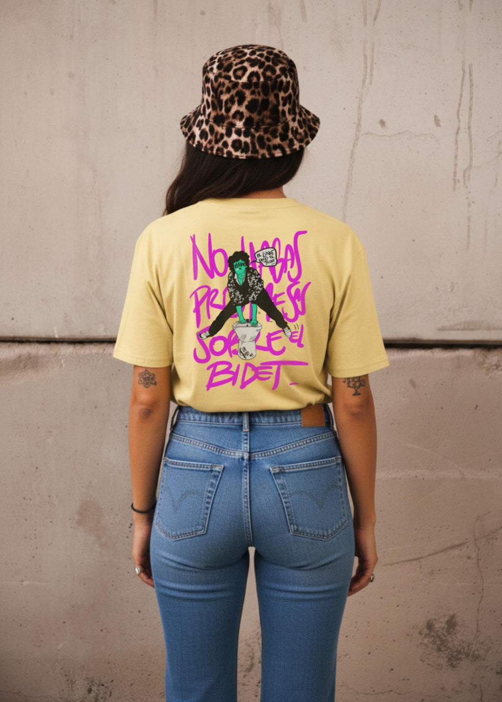 Mujer con camiseta unisex “La de Charly” color Viva Yellow, vista de espalda. Camiseta orgánica ilustrada por Carolina Gallo.