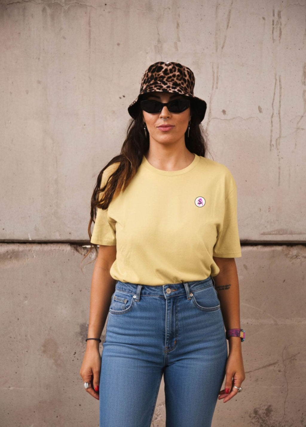 Mujer con camiseta unisex “La de Charly” color Viva Yellow, vista de frente. Diseño de arte digital independiente por Carolina Gallo – LA GALLO ART.