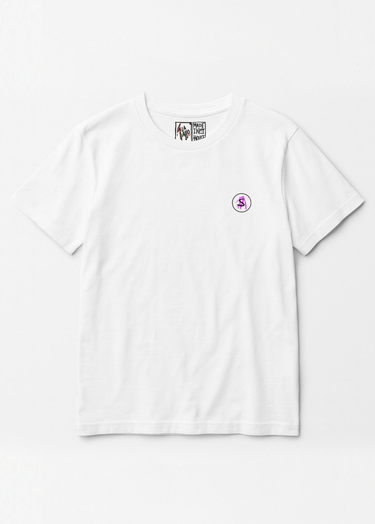 Camiseta unisex “La de Charly” blanca, vista de frente. Ilustración de LA GALLO ART impresa sobre algodón ecológico.