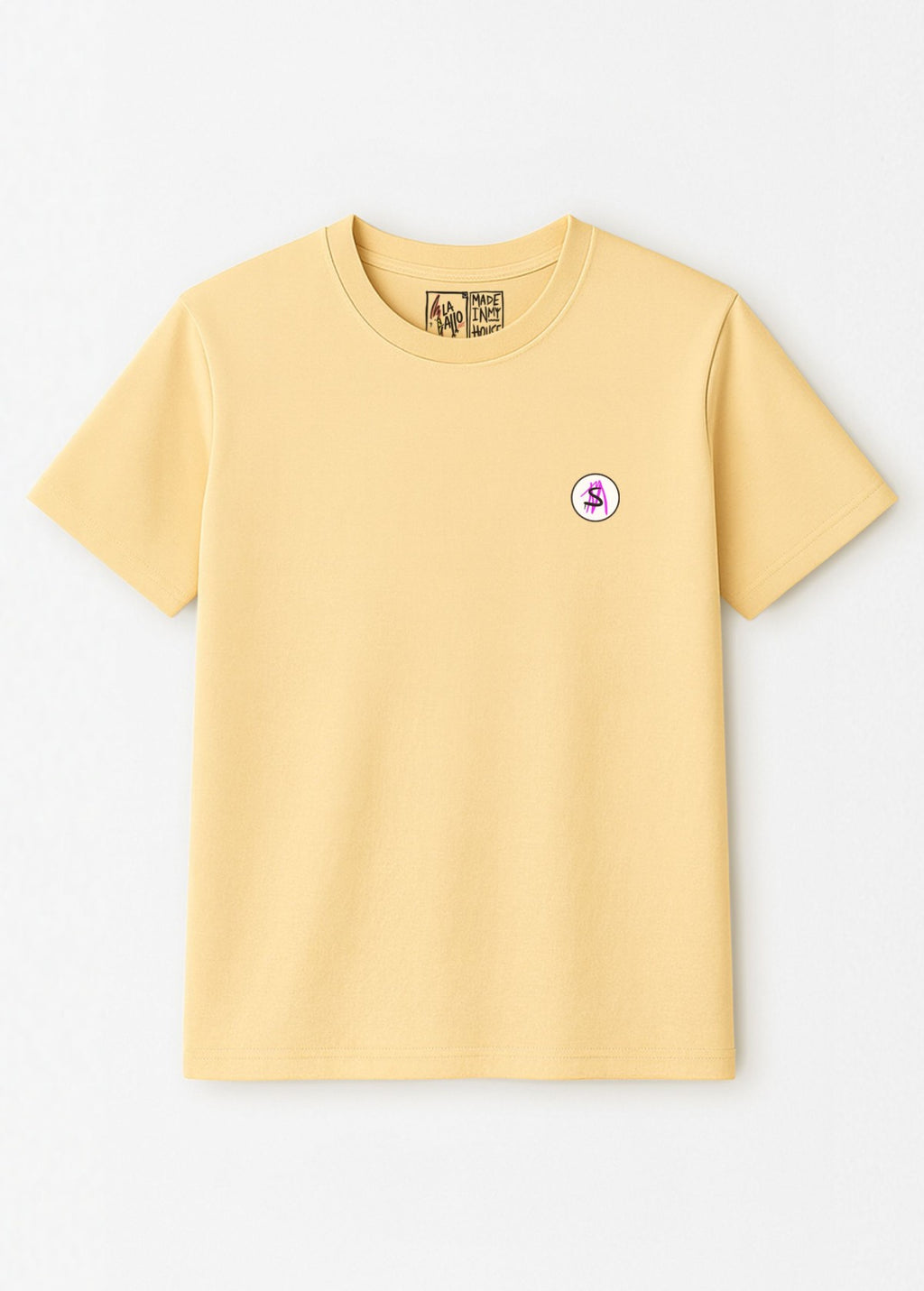 Camiseta unisex orgánica “La de Charly” color Viva Yellow, vista de frente. Ilustración original de LA GALLO ART impresa sobre algodón orgánico.