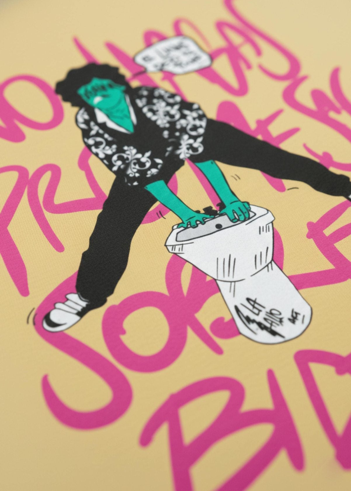 Detalle del estampado trasero “La de Charly” color Viva Yellow. Acabado ecológico en algodón orgánico de alta calidad.