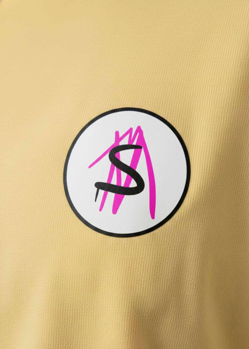 Detalle frontal del diseño “La de Charly” en camiseta unisex color Viva Yellow. Textura y trazos del arte digital original LA GALLO ART.