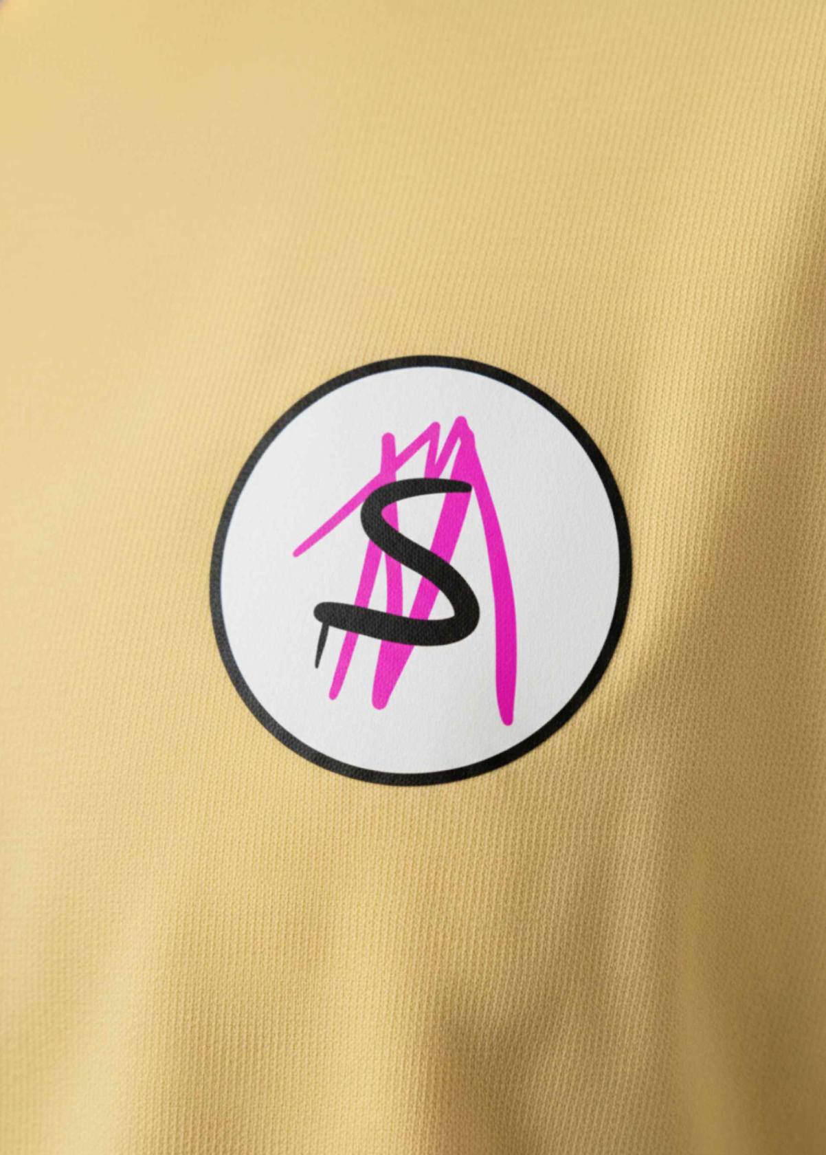 Detalle frontal del diseño “La de Charly” en camiseta unisex color Viva Yellow. Textura y trazos del arte digital original LA GALLO ART.