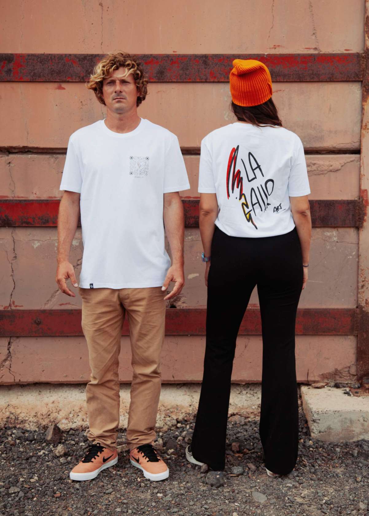 Pareja con camiseta “La Gallo Art” blanca, vista de frente. Arte digital independiente y diseño original de Carolina Gallo.