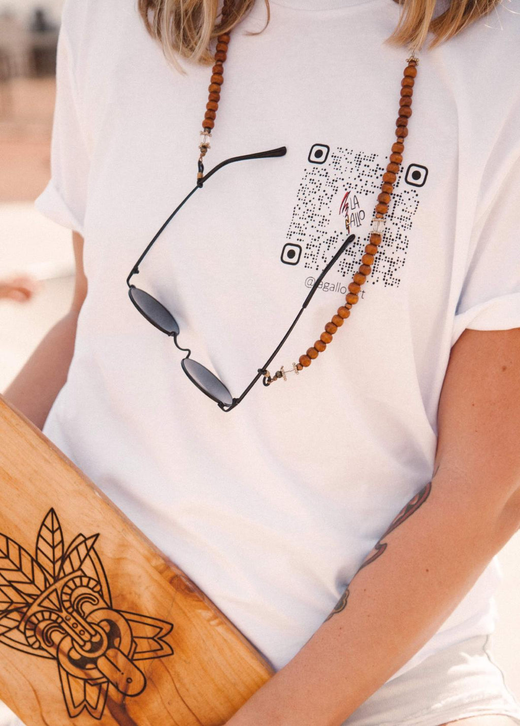 Detalle frontal del logo “La Gallo Art” sobre camiseta blanca. Arte digital independiente con impresión nítida.