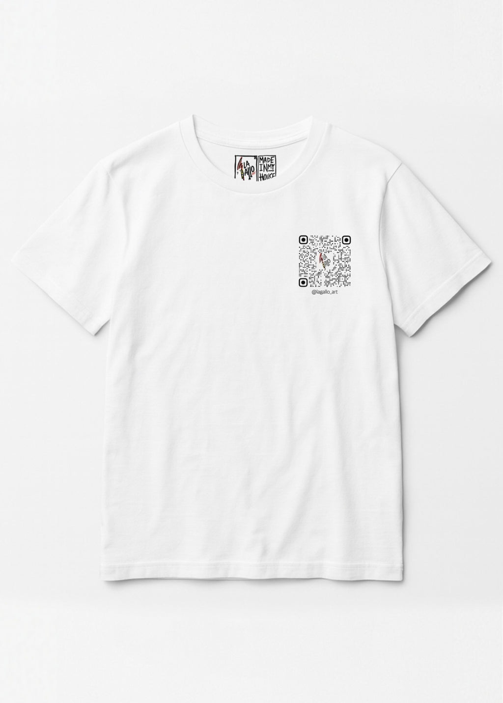 Camiseta orgánica unisex “La Gallo Art” blanca, vista de frente. Diseño emblema de LA GALLO ART impreso sobre algodón ecológico.