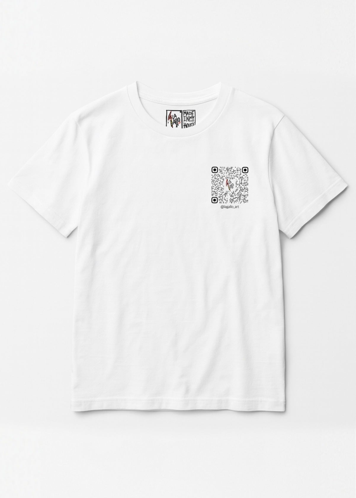 Camiseta orgánica unisex “La Gallo Art” blanca, vista de frente. Diseño emblema de LA GALLO ART impreso sobre algodón ecológico.