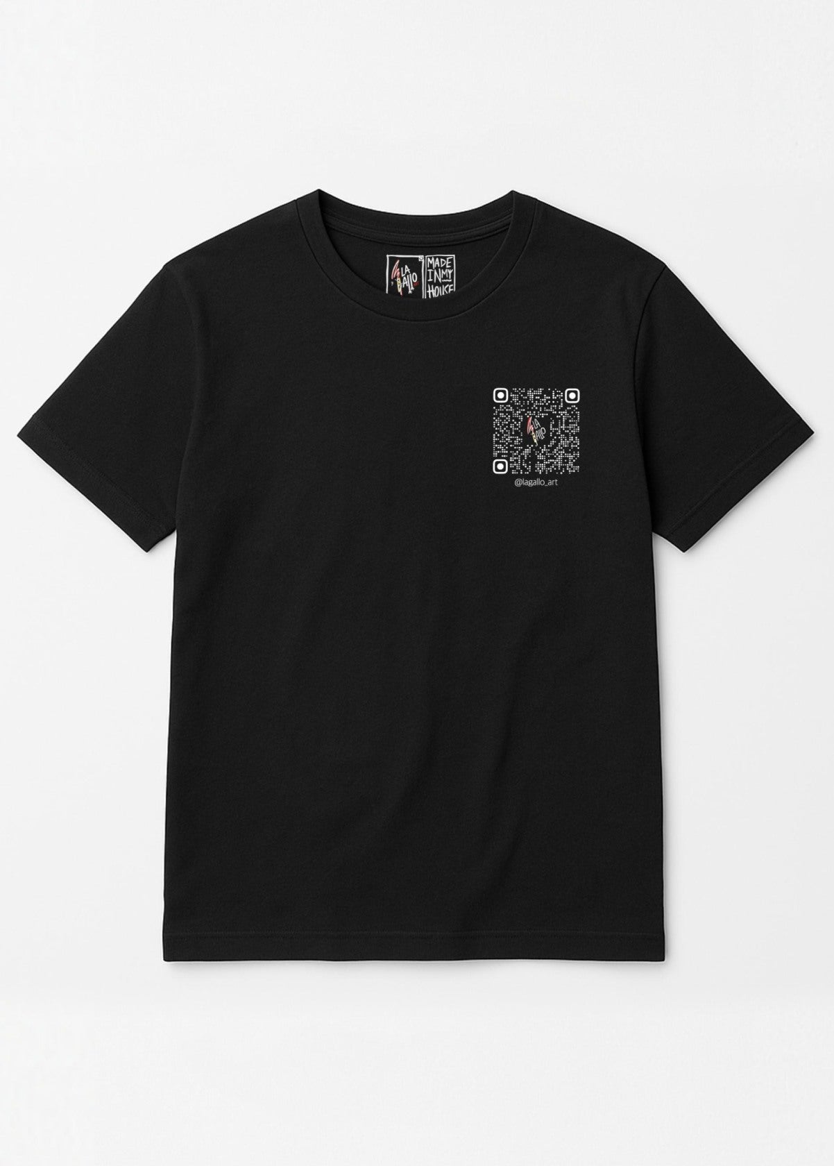 Camiseta orgánica unisex “La Gallo Art” negra, vista de frente. Diseño emblema de la marca LA GALLO ART, arte digital independiente desde Canarias.