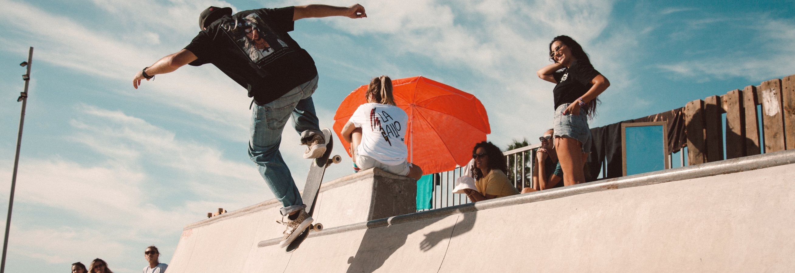 Grupo de jóvenes en skatepark usando camisetas LA GALLO ART. Moda independiente y arte digital en algodón orgánico desde Canarias.