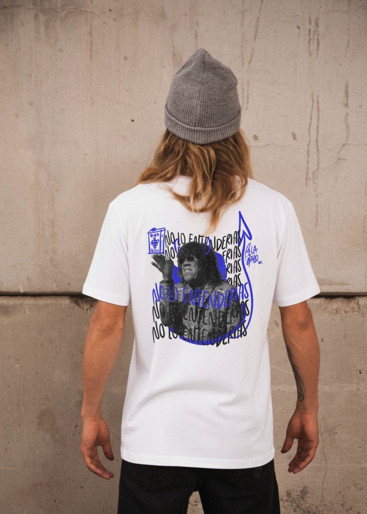 Hombre con camiseta unisex “La Mona” blanca, vista de espalda. Diseño artístico original de Carolina Gallo – LA GALLO ART.