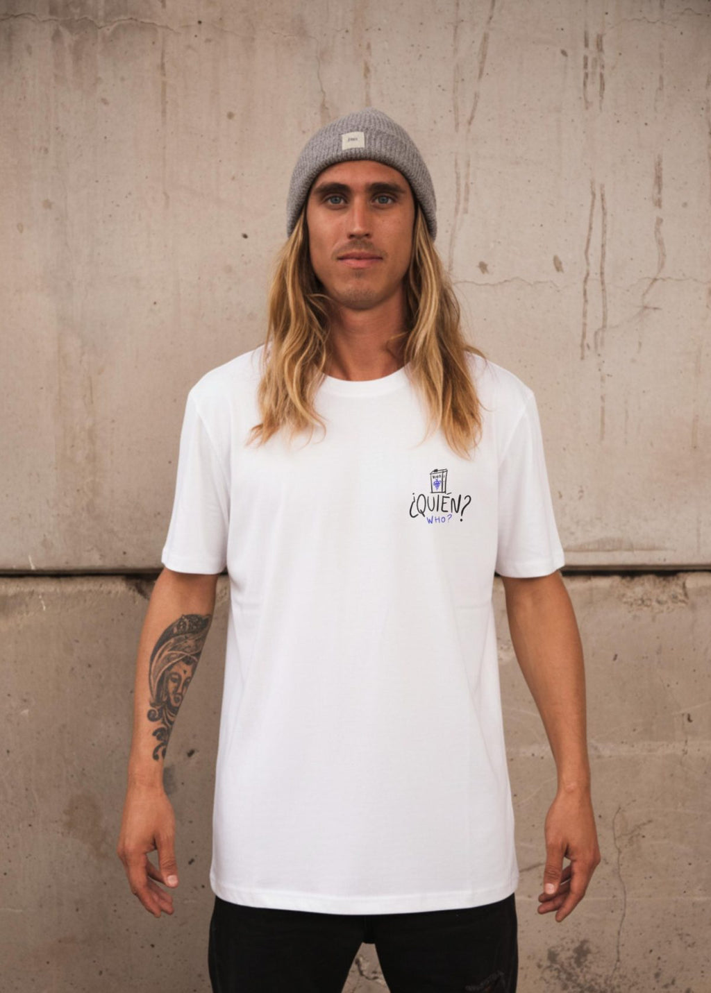 Hombre con camiseta unisex “La Mona” blanca, vista de frente. Arte digital independiente impreso en algodón orgánico.