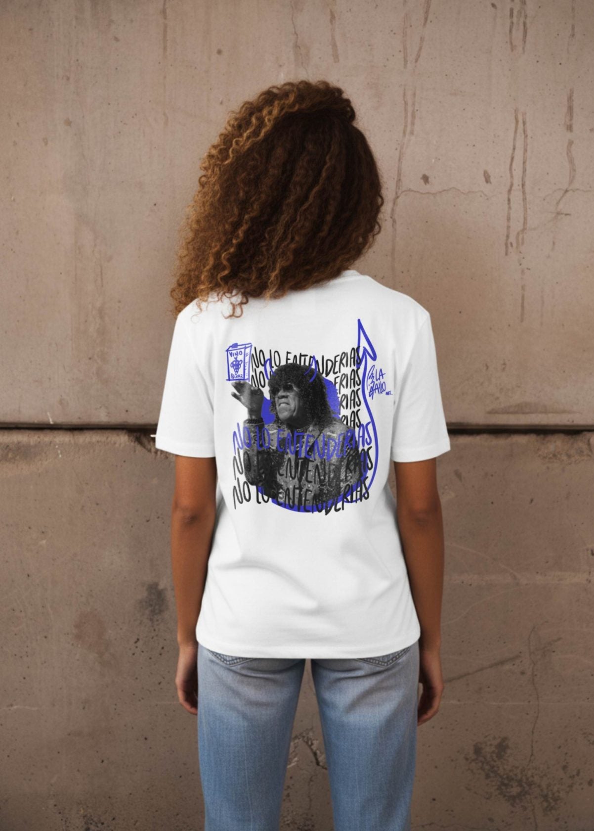 Mujer con camiseta “La Mona” blanca, vista de espalda. Camiseta orgánica con estampado artístico de LA GALLO ART.