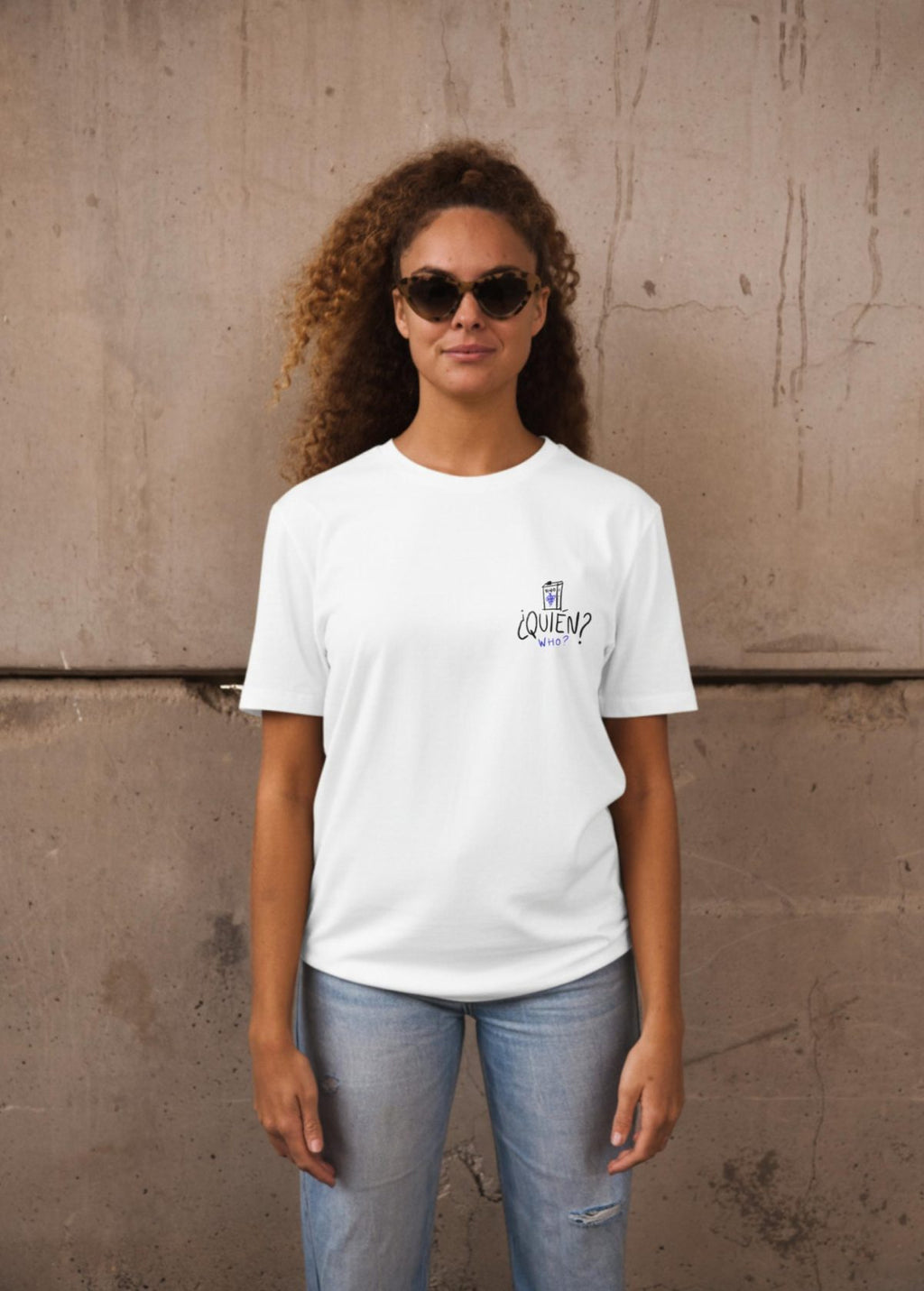 Mujer con camiseta unisex “La Mona” blanca, vista de frente. Diseño de arte digital independiente creado por Carolina Gallo.