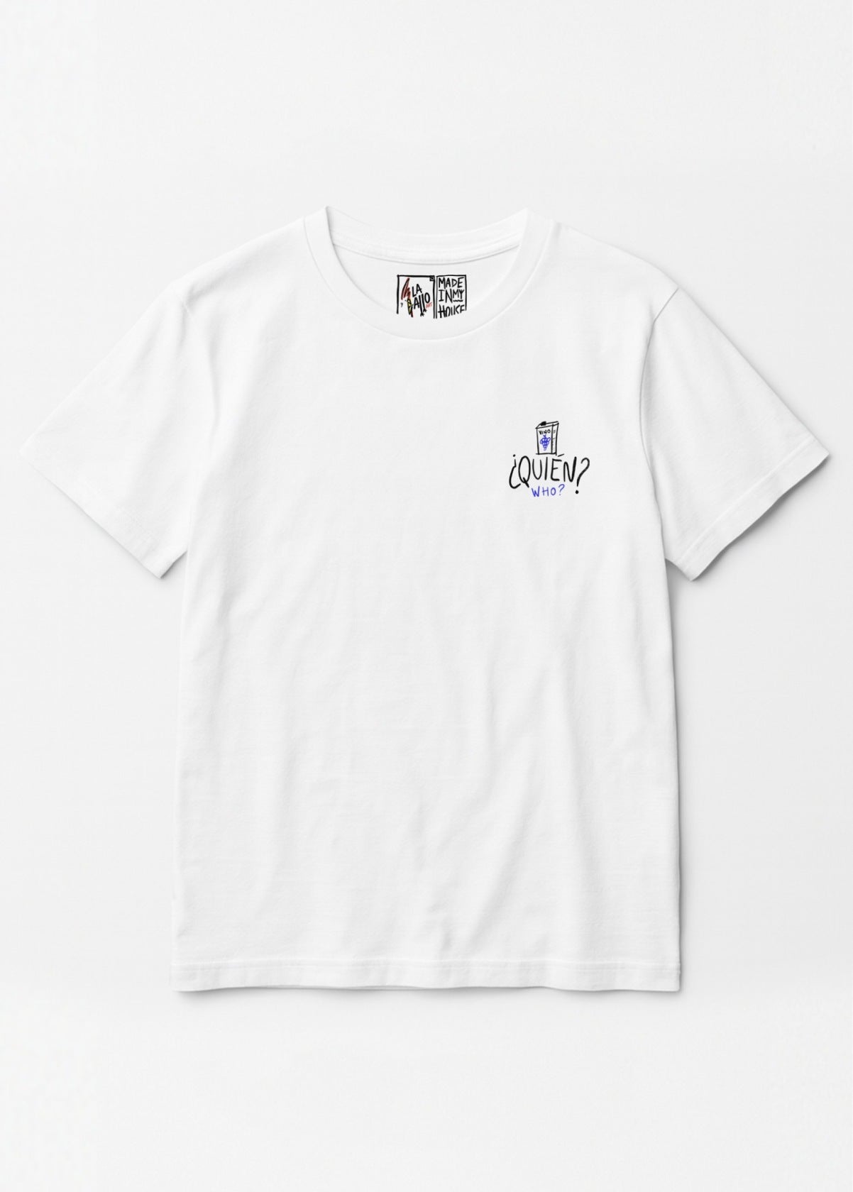 Camiseta unisex orgánica “La Mona” blanca, vista de frente. Tributo a La Mona Jiménez en arte digital independiente LA GALLO ART.