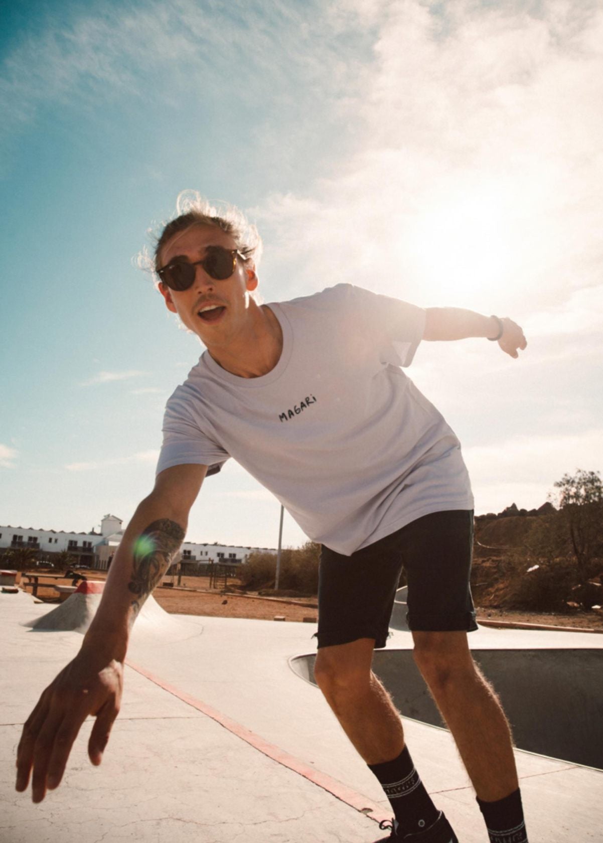 Hombre con camiseta unisex “Magari” color Lavender, vista de frente. Arte digital independiente creado por Carolina Gallo.