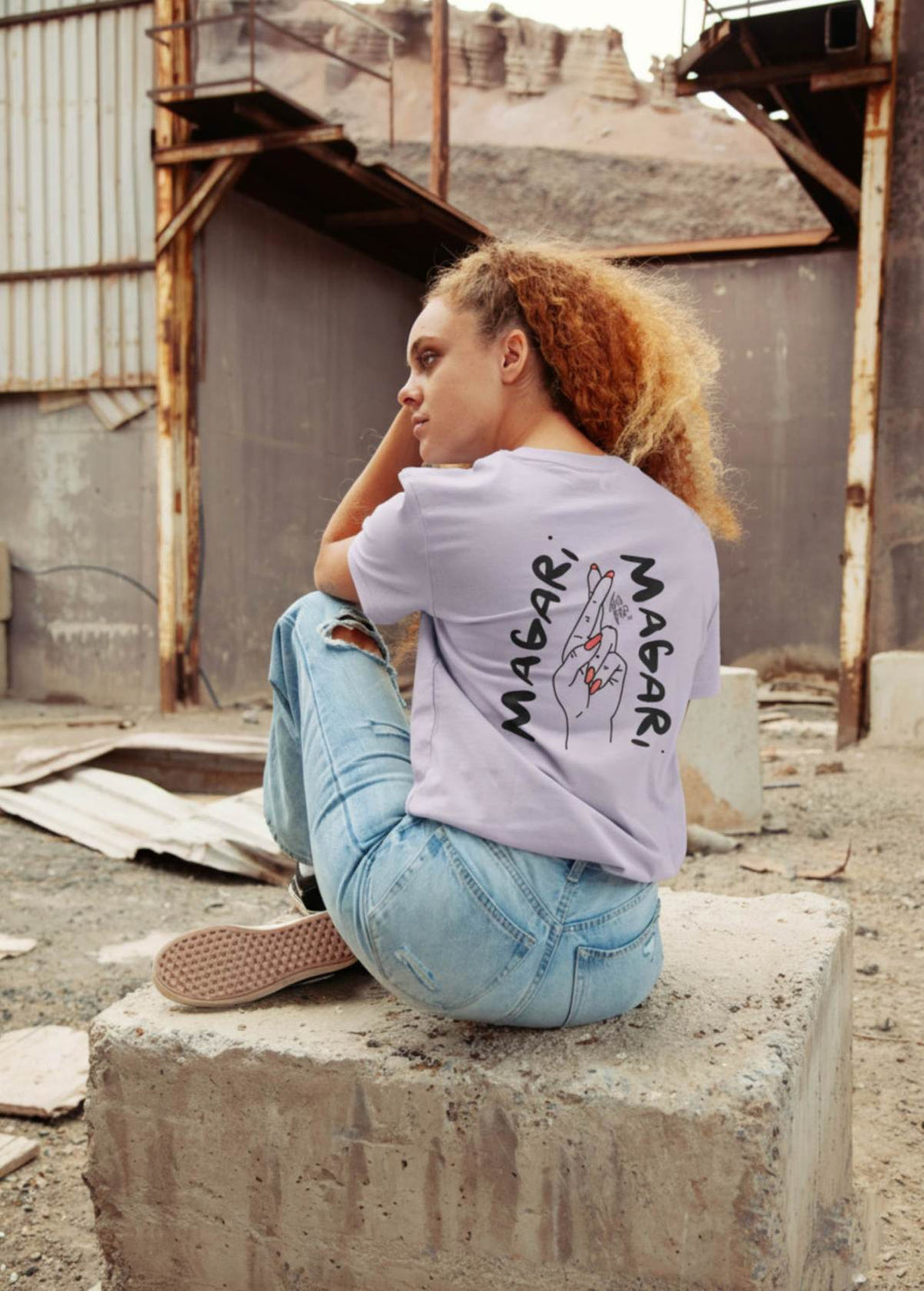 Mujer con camiseta unisex “Magari” color Lavender, vista de espalda. Ilustración original de LA GALLO ART impresa en algodón orgánico.