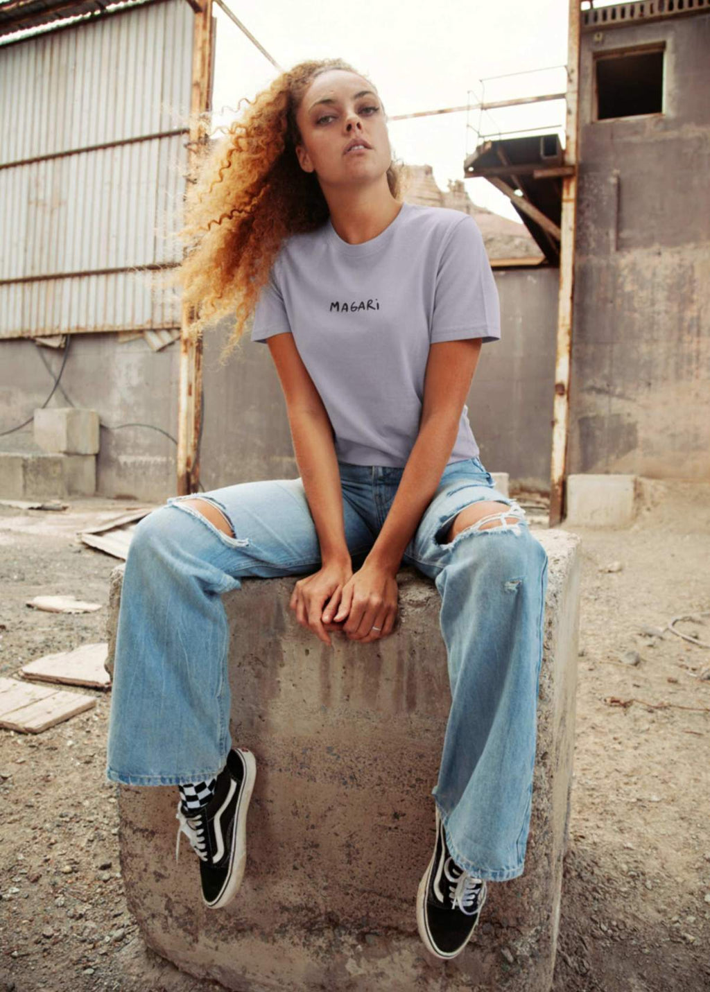 Mujer con camiseta unisex “Magari” color Lavender, vista de frente. Diseño de arte digital independiente por Carolina Gallo.