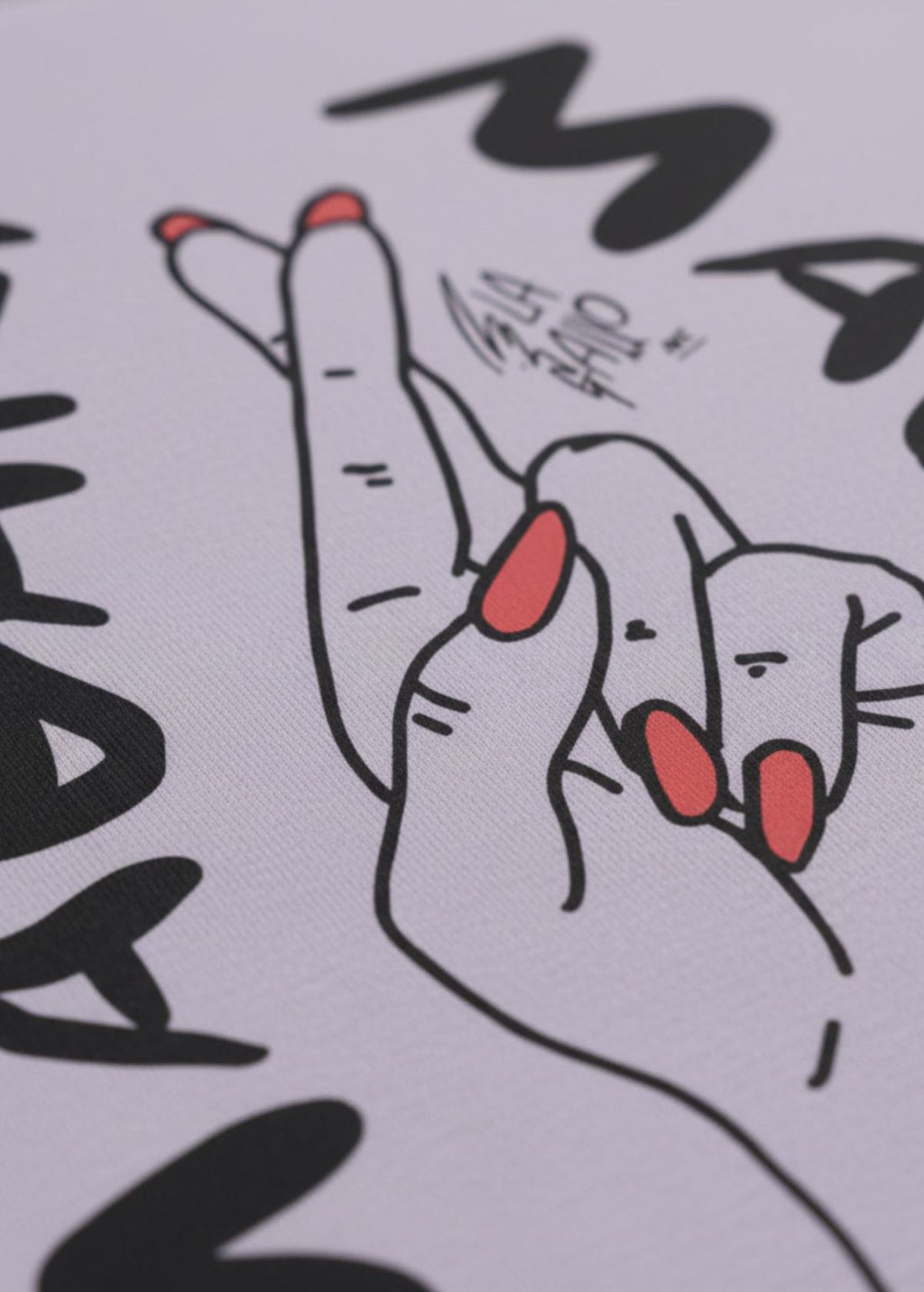 Detalle del estampado trasero “Magari” color Lavender. Impresión nítida y arte digital original LA GALLO ART.