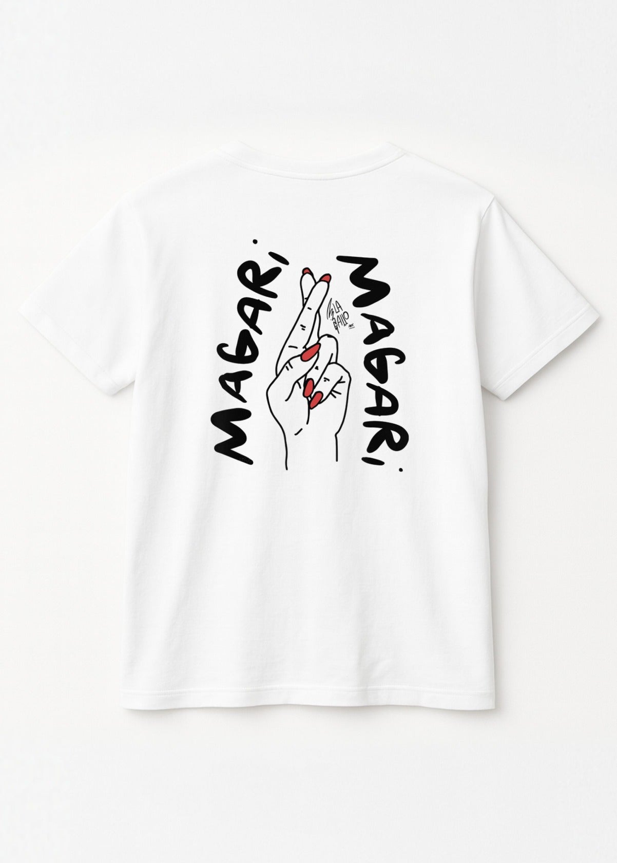 Camiseta unisex “Magari” blanca, vista de espalda. Arte digital independiente con impresión ecológica de alta calidad.