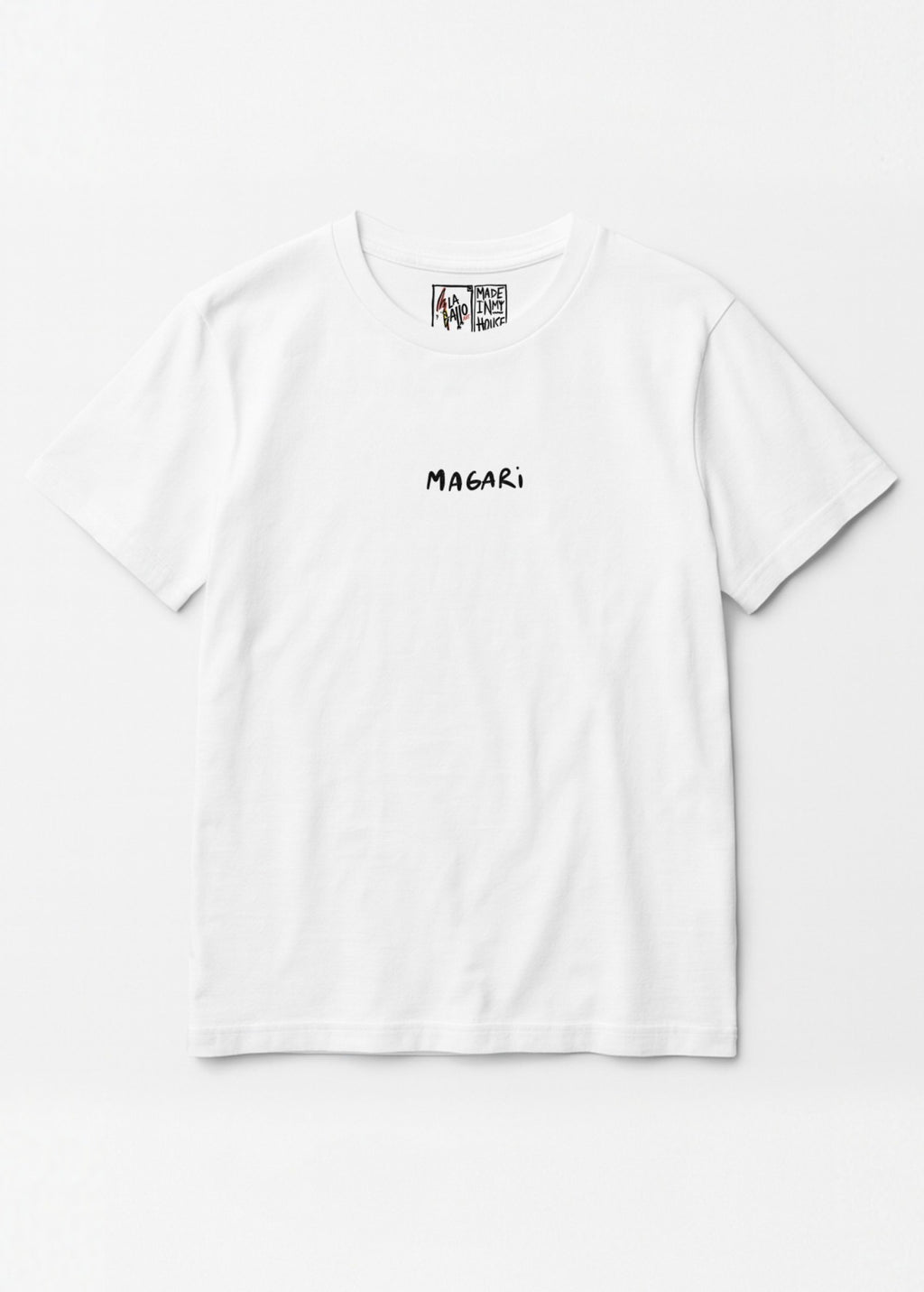 Camiseta unisex “Magari” blanca, vista de frente. Diseño artístico de LA GALLO ART impreso en algodón orgánico.