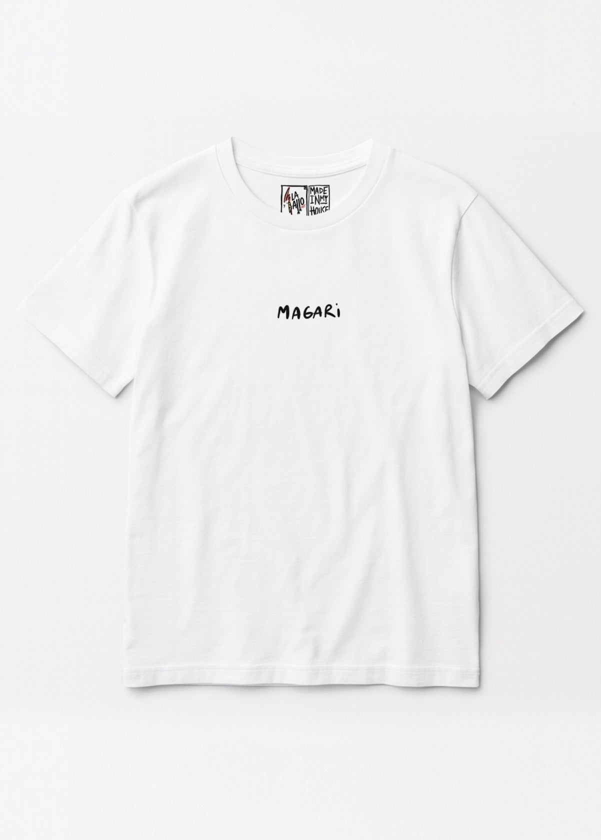 Camiseta unisex “Magari” blanca, vista de frente. Diseño artístico de LA GALLO ART impreso en algodón orgánico.